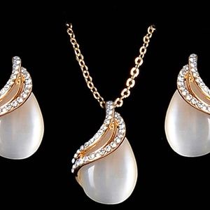 Ladies Pearl Jewelry Set